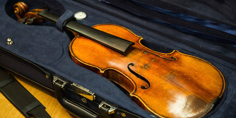 Il violino Stradivari appartenuto al violinista Roman Totenberg alla conferenza stampa con cui ne è stato annunciato il ritrovamento, il 6 agosto 2015, a New York (Andrew Burton/Getty Images)