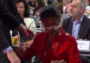 Una parlamentare tedesca di sinistra si è presa una torta in faccia