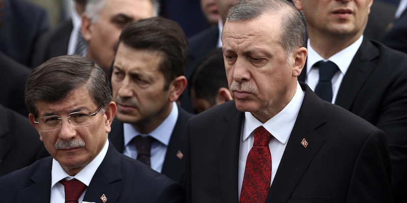 Il presidente turco Recep Tayyip Erdogan (a destra) e il primo ministro Ahmet Davutoglu, ad Ankara il 18 febbraio 2016 (AP Photo/Burhan Ozbilici)