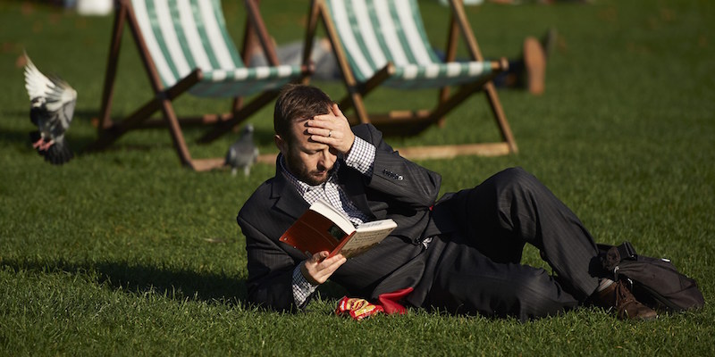 Un uomo legge un libro in un parco (NIKLAS HALLE'N/AFP/Getty Images)