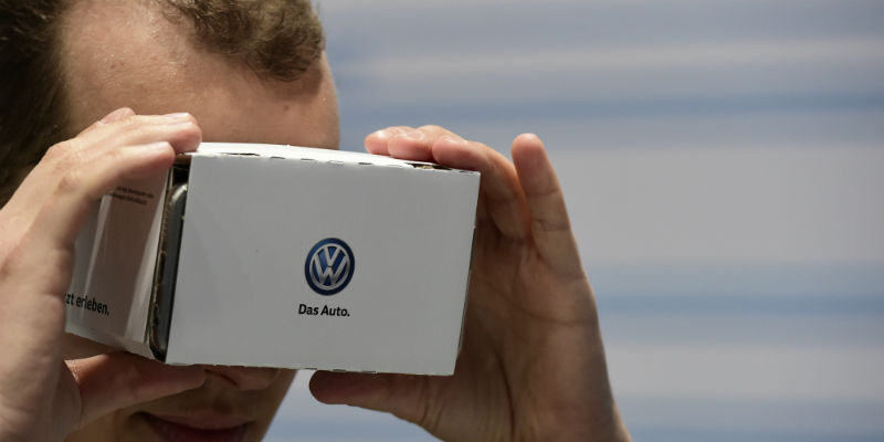 Un visitatore della fiera di Hannover, in Germania, prova un visore per la realtà virtuale allo stand di Volkswagen, il 23 aprile 2016 (TOBIAS SCHWARZ/AFP/Getty Images)