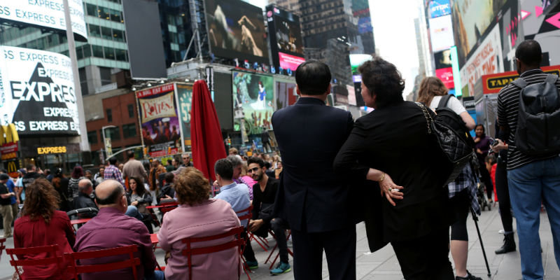 La zia del leader nordcoreano Kim Jong-un, Ko Yong-suk con suo marito a Times Square, a New York, il 23 aprile 2016 ( (Yana Paskova/For The Washington Post)