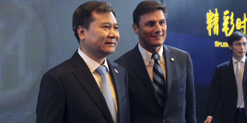 Javier Zanetti, vicepresidente dell'Inter, e Zhang Jindong, presidente del gruppo Suning (Chinatopix Via AP)