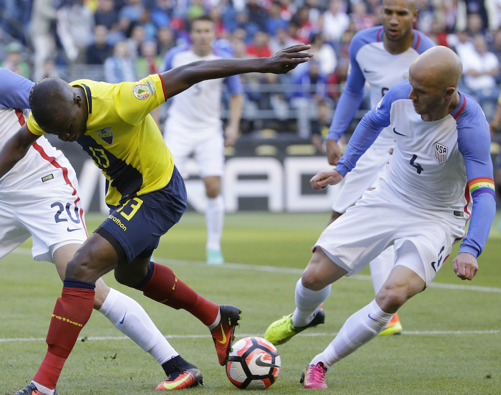 Ecuador’s Enner Valencia, center, fight for the ball against United States' Geoff Cameron, left, and Michael Bradley in the first half of a Copa America Centenario quarterfinal soccer match, Thursday, June 16, 2016 at CenturyLink Field in Seattle. (AP Photo/Ted S. Warren)