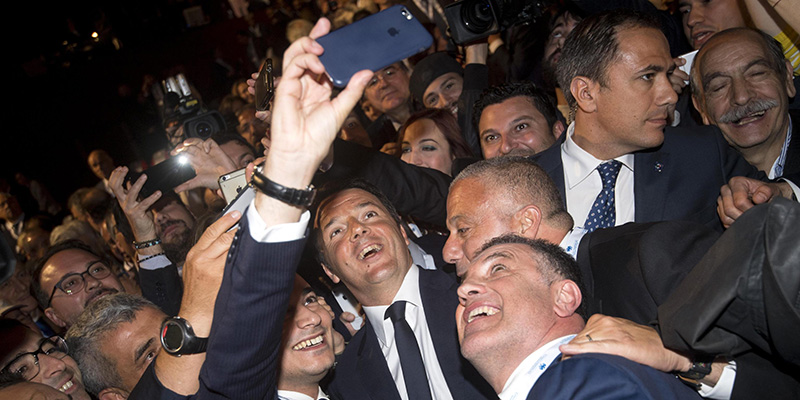 Matteo Renzi fa un selfie all'assemblea di Confcommercio, Roma, 9 giugno 2016 (ANSA/CLAUDIO PERI)