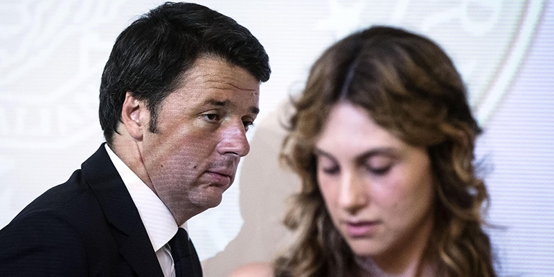 Il presidente del Consiglio Matteo Renzi con la ministra della Semplificazione e Pubblica Amministrazione Marianna Madia (ANSA/ANGELO CARCONI)