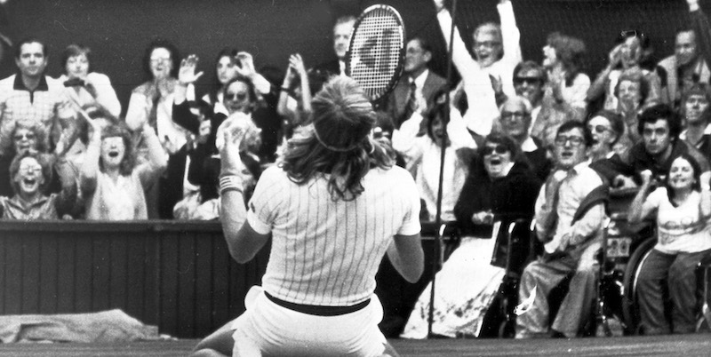 Björn Borg dopo aver sconfitto lo statunitense John McEnroe e aver vinto Wimbledon in quella che è considerata da molti la più bella partita di tennis di tutti i tempi, Londra, 5 luglio 1980
(AP Photo?staff/Dear)