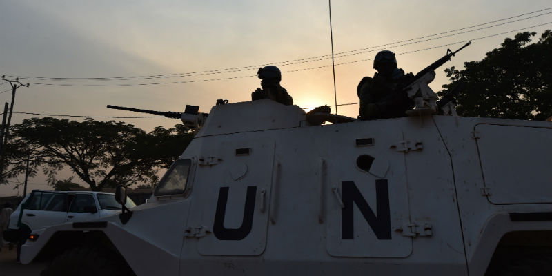 Dei soldati delle forze di pace dell'ONU pattugliano Bangui, capitale della Repubblica Centrafricana, durante le elezioni presidenziali e parlementari, il 30 dicembre 2015 (ISSOUF SANOGO/AFP/Getty Images)