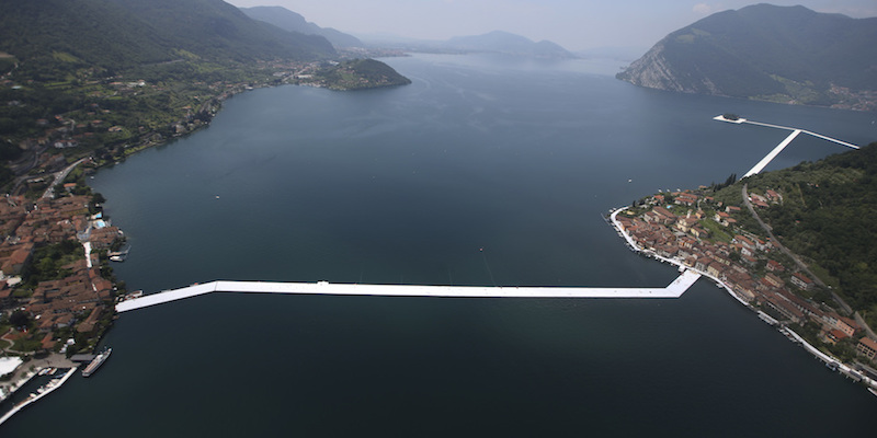 Sulla sinistra Sulzano, sulla destra Monte Isola (AP Photo/Luca Bruno)