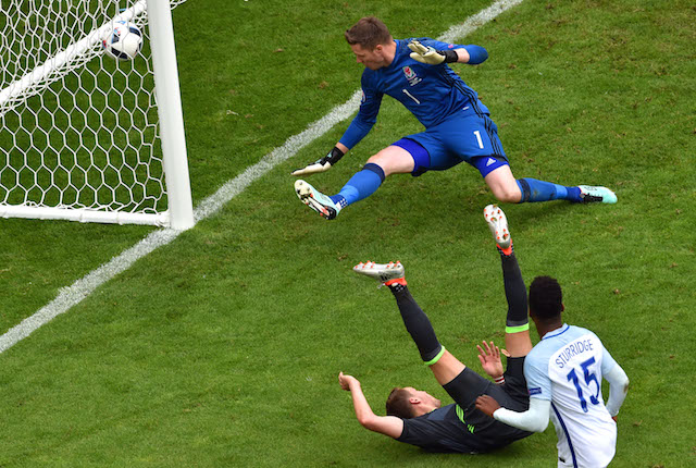 Daniel Sturridge dell'Inghilterra segna il gol del 2-1 nella esconda partita del girone B contro il Galles, nello stadio di Bollaert-Delelis a Lens, in Francia, 16 giugno 2016 (PHILIPPE HUGUEN/AFP/Getty Images)