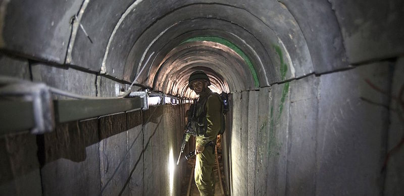 Un soldato israeliano cammina lungo un tunnel costruito da Hamas, nel 2014 (JACK GUEZ/AFP/Getty Images)