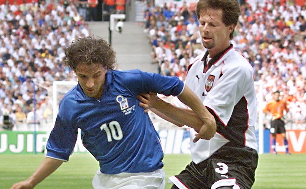 Italian forward Alessandro del Piero (L) duels wit