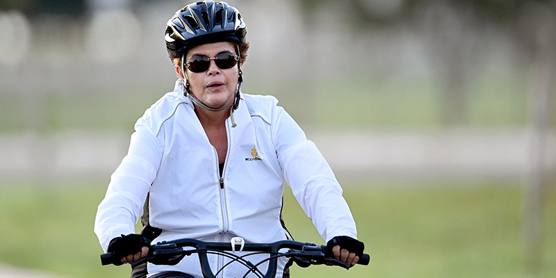 Dilma Rousseff in bicicletta nel Palácio da Alvorada, Brasilia, 29 marzo 2016 (EVARISTO SA/AFP/Getty Images)