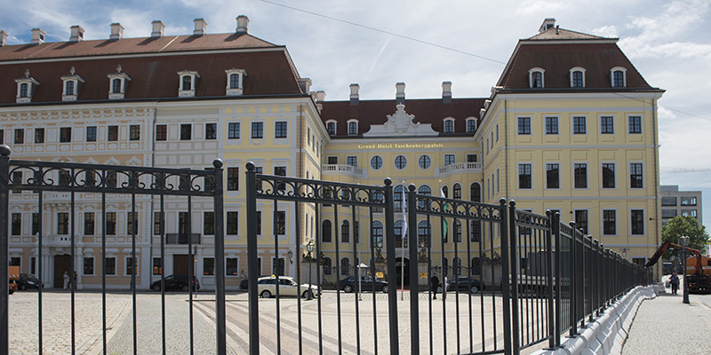 L'Hotel Taschenbergpalais Kempinski di Dresda dove da oggi si riunirà il gruppo Bilderberg, 7 giugno 2016 (Matthias Rietschel/Getty Images)