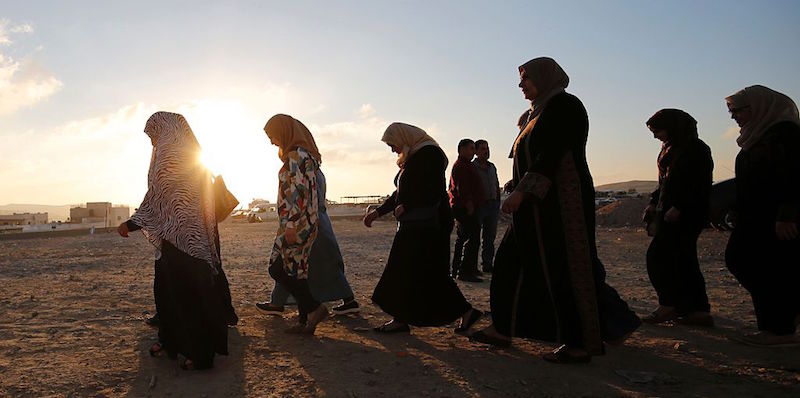 Un gruppo di donne si avvia verso il checkpoint di Qalandiya, a sud di Ramallah (ABBAS MOMANI/AFP/Getty Images)
