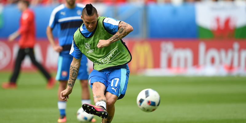 Marek Hamsik durante il riscaldamento (NICOLAS TUCAT/AFP/Getty Images)