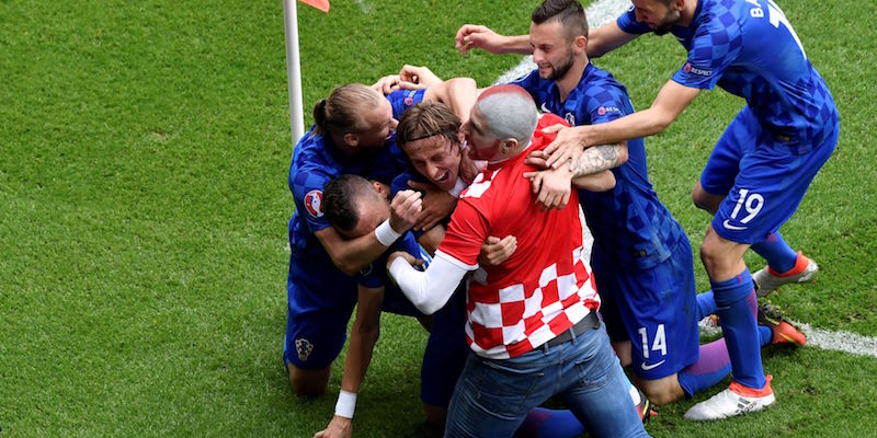 I giocatori croati (e un tifoso entrato in campo) mentre festeggiano il gol del vantaggio (PHILIPPE LOPEZ/AFP/Getty Images)