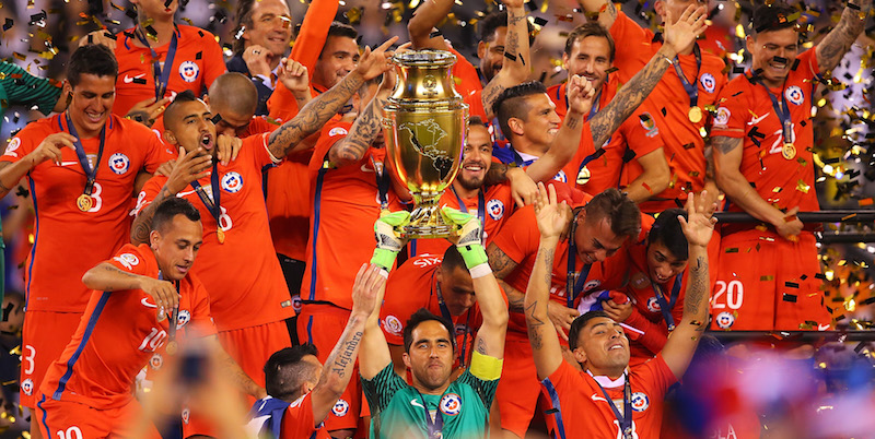 Il portiere del Cile Claudio Bravo alza la Copa America (Mike Stobe/Getty Images)