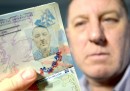 Un uomo ha protestato perché nella foto del suo nuovo passaporto assomiglia ad Adolf Hitler