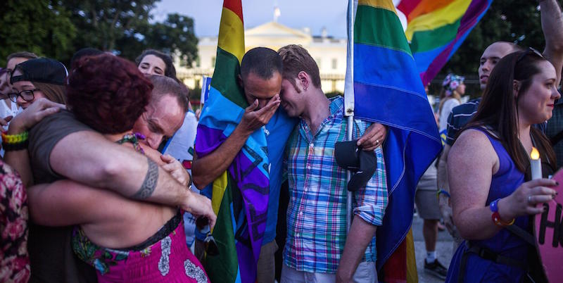 Una manifestazione per le persone morte e uccise al Pulse fuori dalla Casa Bianca a Washington DC, 12 giugno 2016
(EPA/JIM LO SCALZO)