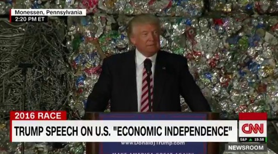 Donald Trump ha fatto un discorso davanti a un muro di spazzatura