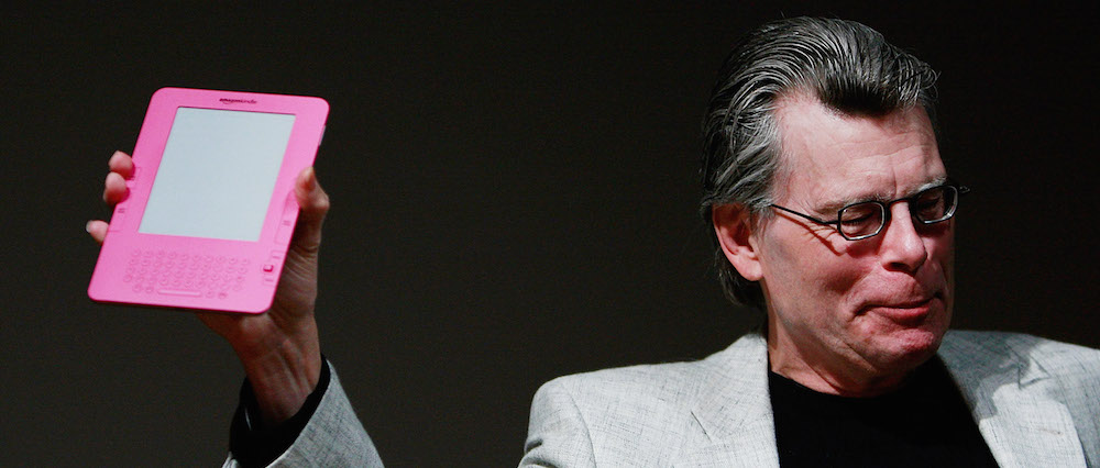 Stephen King con in mano un Kindle di Amazon, New York, 9 febbraio 2009
(Mario Tama/Getty Images)