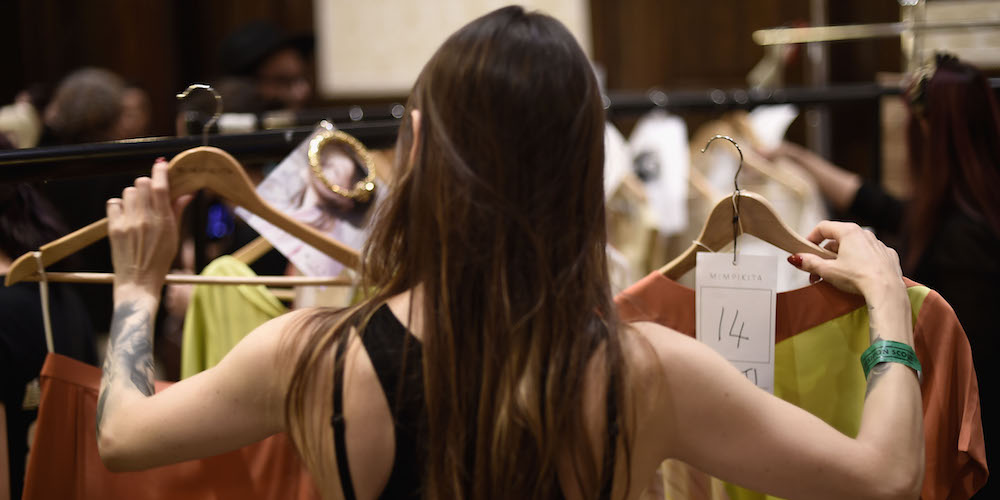 Una stylist nel backstage della sfilata di Mimpikita alla Settimana della moda di Londra, 20 settembre 2015
(Ian Gavan/Getty Images)