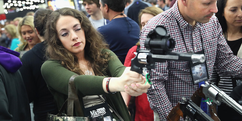 Delle pistole Smith & Wesson al raduno annuale dell'NRA a Louisvilla, in Kentucky, il 21 maggio 2016 (Scott Olson/Getty Images)