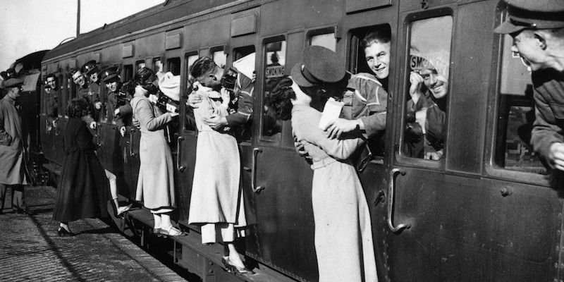 Soldati baciano le loro fidanzate prima di partire per l'Egitto dalla stazione di Feltham, 18 settembre 1935
(E. Dean/Topical Press Agency/Getty Images)