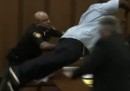 Il padre di una vittima è saltato addosso all'autore dell'omicidio dopo la sua condanna in tribunale - video