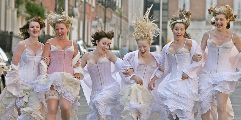 Alcune attrici in costume durante le celebrazioni del Bloomsday a Dublino (AP Photo/PA, Niall Carson) 