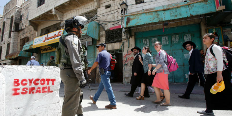 Un membro delle forze di sicurezza israeliane in un quartiere palestinese di Hebron, in Cisgiordania, il 26 aprile 2016 (HAZEM BADER/AFP/Getty Images)