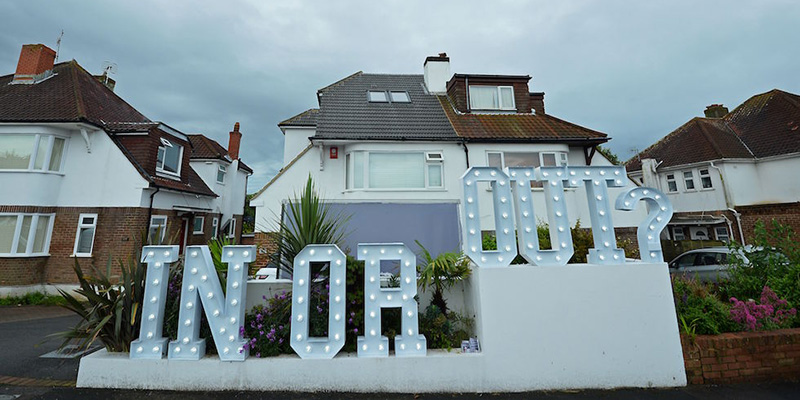 Un'installazione luminosa con scritto "dentro o fuori?" a Hangleton, vicino a Brighton. (GLYN KIRK/AFP/Getty Images)