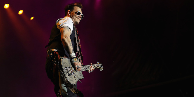 L'attore Johnny Depp (52) in concerto con il suo gruppo, gli Hollywood Vampires, a Herborn, Germania, 29 maggio 2016
(Andreas Rentz/Getty Images)