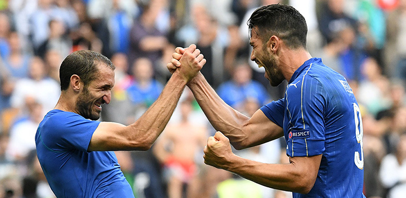 Giorgio Chiellini e Graziano Pellé a fine partita (VINCENZO PINTO/AFP/Getty Images)