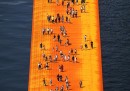 Le foto del primo giorno della passerella di Christo sul lago d'Iseo