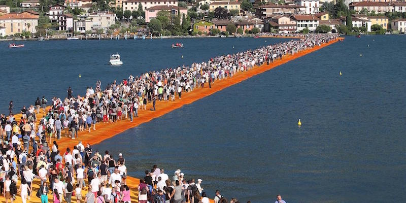 Le persone su The Floating Piers, 18 giugno 2016
(ANSA/FILIPPO VENEZIA)