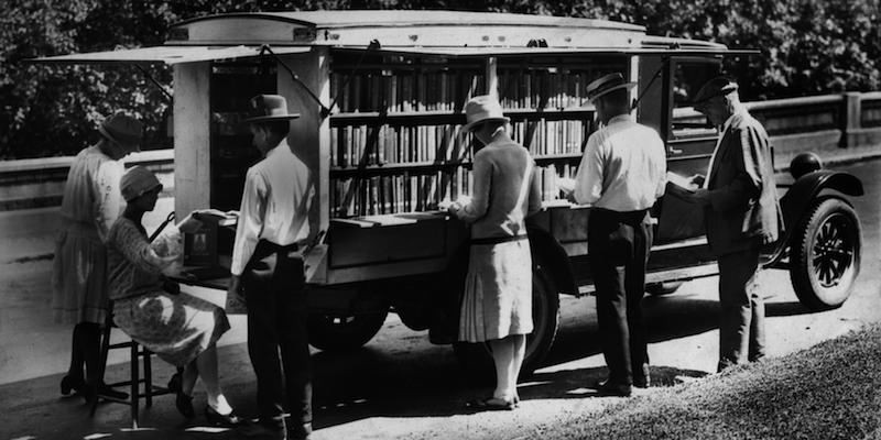 Una biblioteca ambulante nel 1927 circa (Public Library of Cincinnati and Hamilton County)