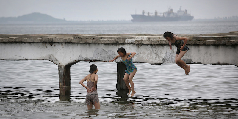 Bambine si tuffano da un molo, Wonsan, Corea del Nord, 21 giugno 2016
(AP Photo/Wong Maye-E)