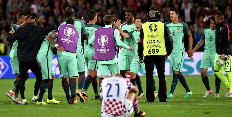 I giocatori del Portogallo festeggiano la vittoria davanti al difensore croato Domagoj Vida (PHILIPPE HUGUEN/AFP/Getty Images)