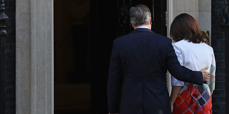David Cameron con la moglie Samantha Cameron, dopo l'annuncio delle dimissioni da primo ministro del Regno Unito entro il prossimo ottobre (Dan Kitwood/Getty Images)