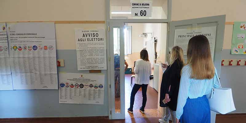 Il seggio della scuola De Amicis a Bologna. (ANSA/GIORGIO BENVENUTI)