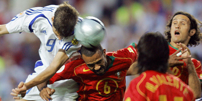 Il gol di Angelos Charisteas in finale contro il Portogallo (Getty Images)