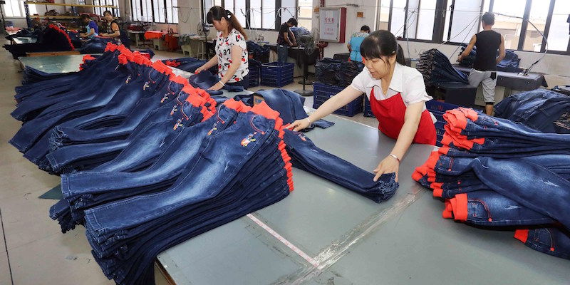 Lavoratrici in una fabbrica di abbigliamento di Shishi, in Cina, il 12 maggio 2015 (STR/AFP/Getty Images)