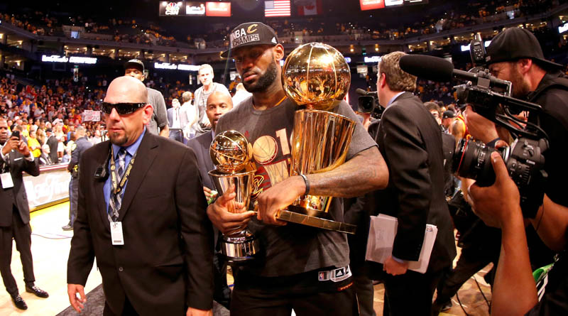 LeBron James dei Cleveland Cavaliers con il trofeo della NBA e quello per l'MVP delle finali. (Ezra Shaw/Getty Images)
