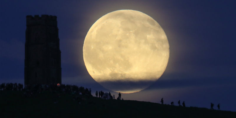 Alcune persone osservano la luna piena a Glastonbury, in Inghilterra, il 20 giugno 2016 (Matt Cardy/Getty Images)