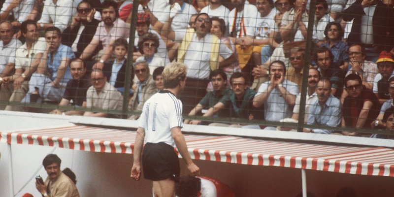 Karl-Heinz Rummenigge, appena sostituito, davanti agli spettatori dello stadio di Gijon (Mönckebild/picture-alliance/dpa/AP Images)