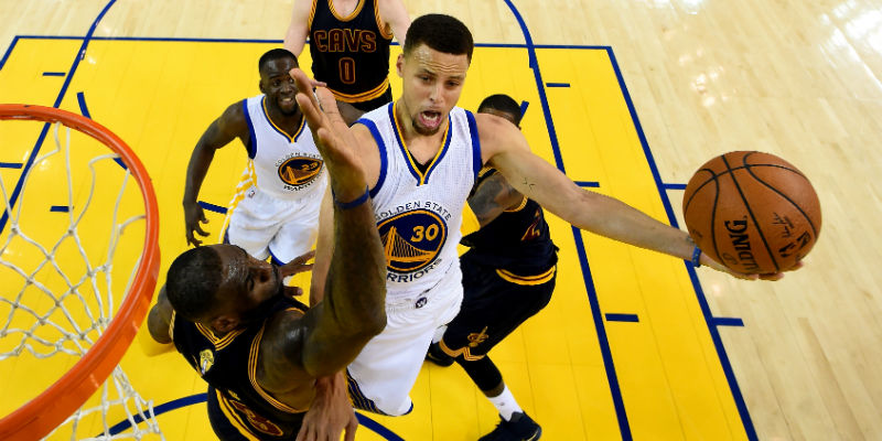 Stephen Curry contrastato da LeBron James dei Cleveland Cavaliers durante gara 2 delle finali NBA, vinta da Golden State il 5 giugno 2016 (Bob Donnan/Pool/Getty Images)
