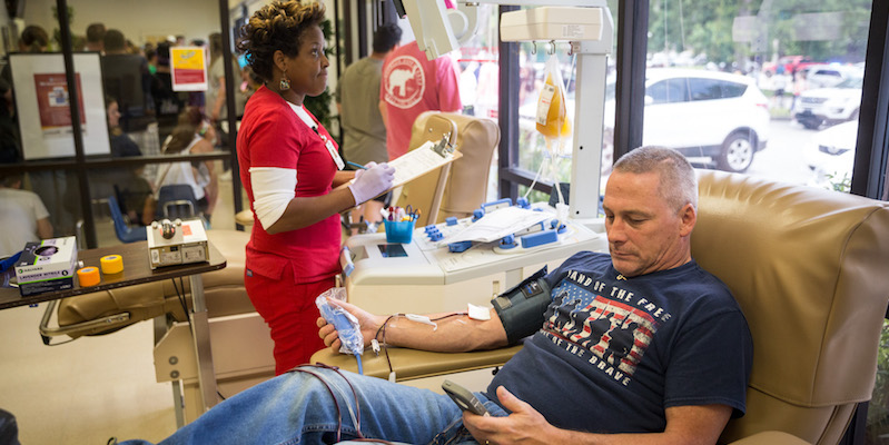 Un uomo dona il sangue a Orlando, in Florida, il 12 giugno 2016 (Loren Elliott/Tampa Bay Times via AP)