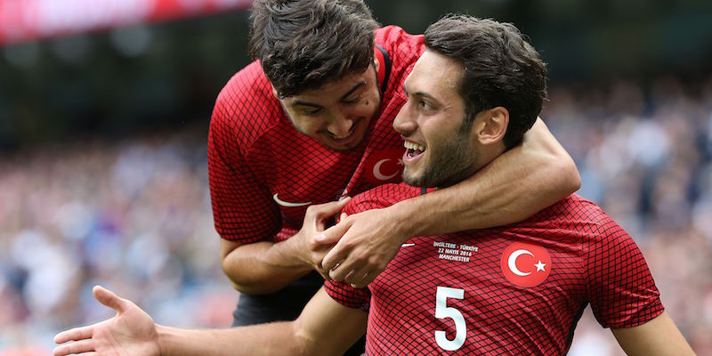 Hakan Calhanoglu insieme ad un compagno di squadra dopo il gol segnato all'Inghilterra (SCOTT HEPPELL/AFP/Getty Images)